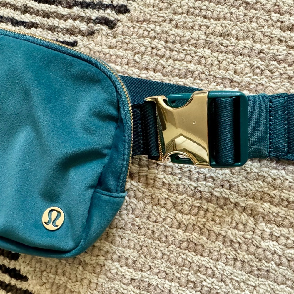 Lululemon Everywhere Belt Bag green jasper/gold in velour 1L - Picture 5 of 12
